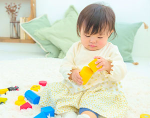 おもちゃで遊ぶあかちゃん