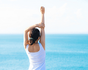 健康 のびをする女性